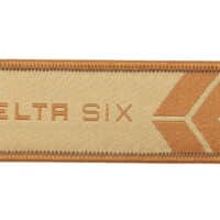 DELTA_SIX_Schluesselanhaenger_mit_Logo_desert_close-jpg