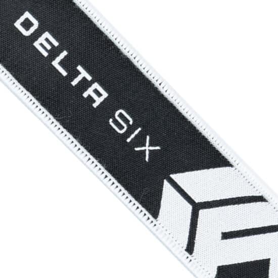 DELTA_SIX_Schluesselanhaenger_mit_Logo_weiss_schwarz_slog-jpg